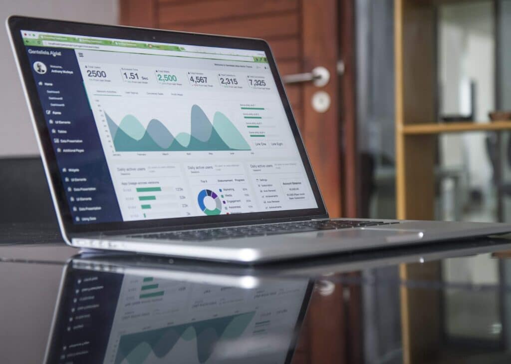 woocommerce vs shopify on laptop analyse screen